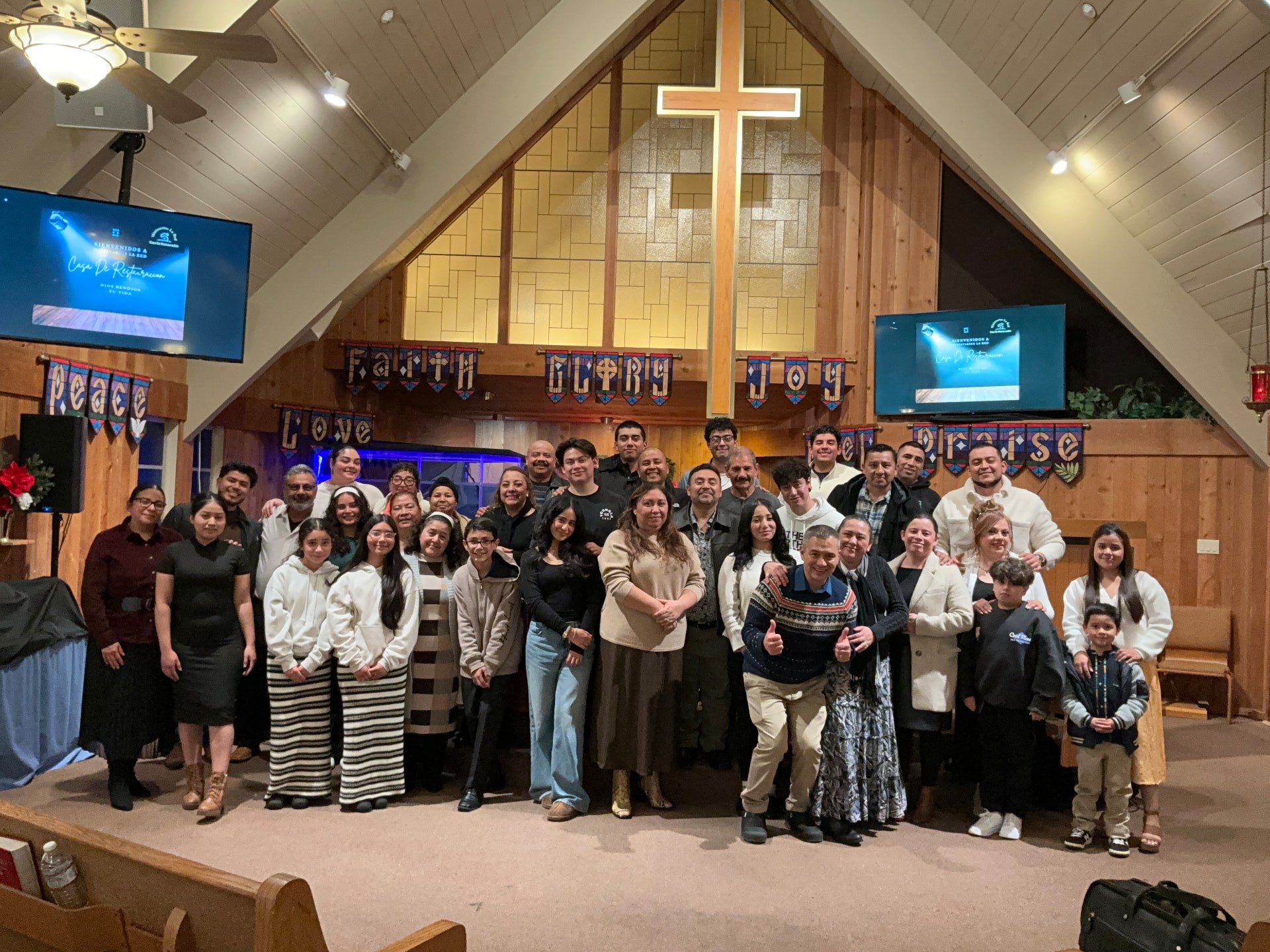 La familia de la iglesia reunida frente al altar